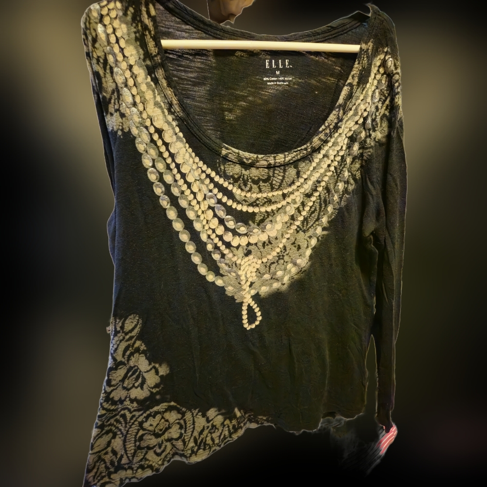 Scoop neck Elle top with multiple necklaces print on front top